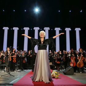 raina-kabavanska-viktor-viktorov_280x280_crop_478b24840a