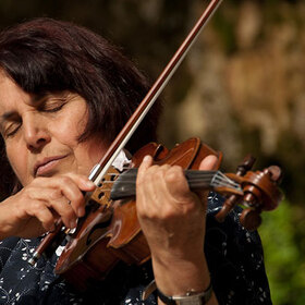 yoana-strateva-bqlo-bratstvo_280x280_crop_478b24840a