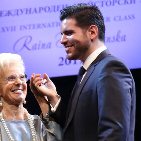 raina-1_280x280_crop_478b24840a