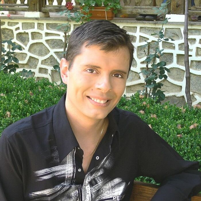 alexander-alexandrov-alex-wikipdeia_700x700_crop_478b24840a