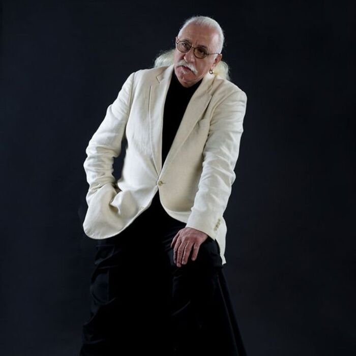 etien-levi-fb_700x700_crop_478b24840a