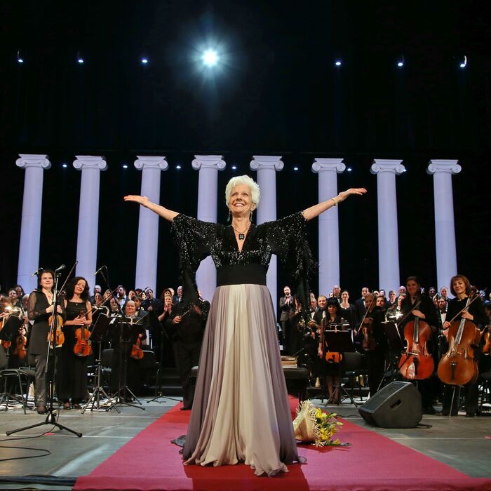 raina-kabavanska-viktor-viktorov_700x700_crop_478b24840a