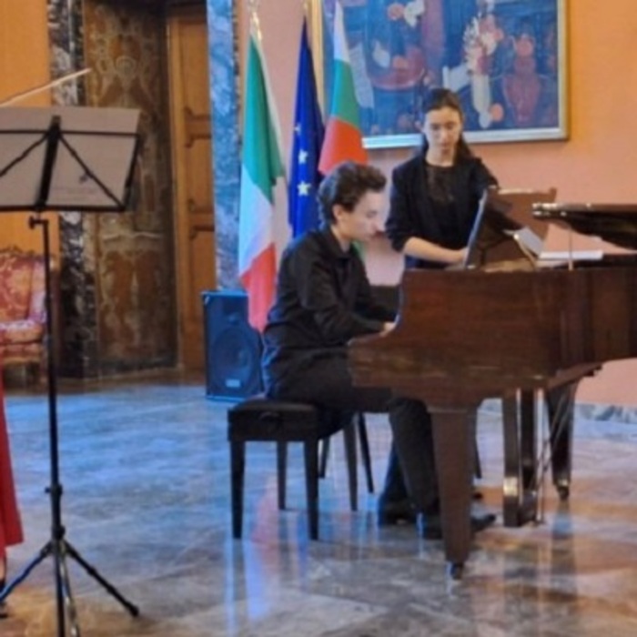 24-ruse24-bg_700x700_crop_478b24840a