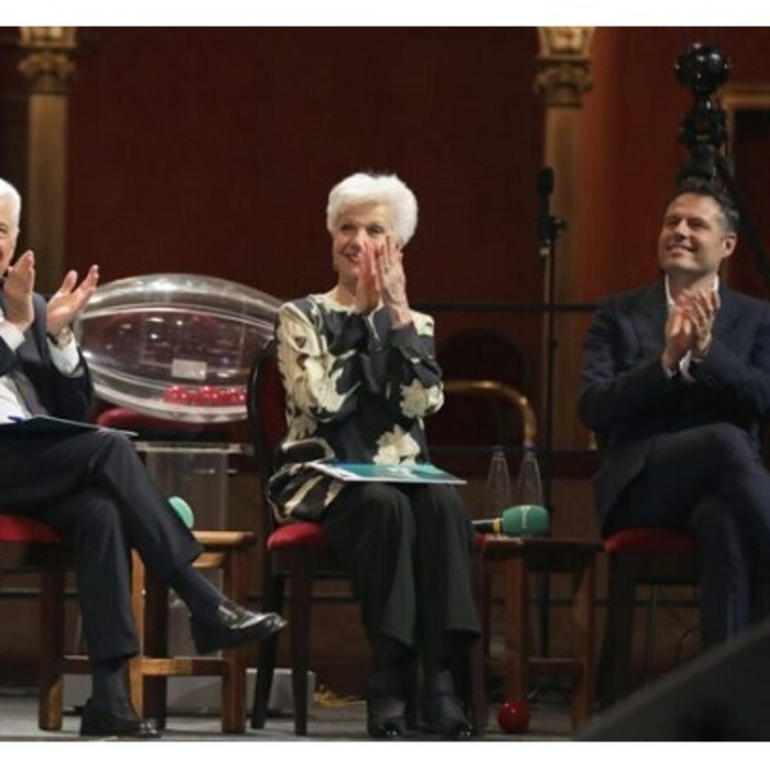 raina-kabaivanska-giuria-voci-in-barcaccia-feat-musicalnews_700x700_crop_478b24840a