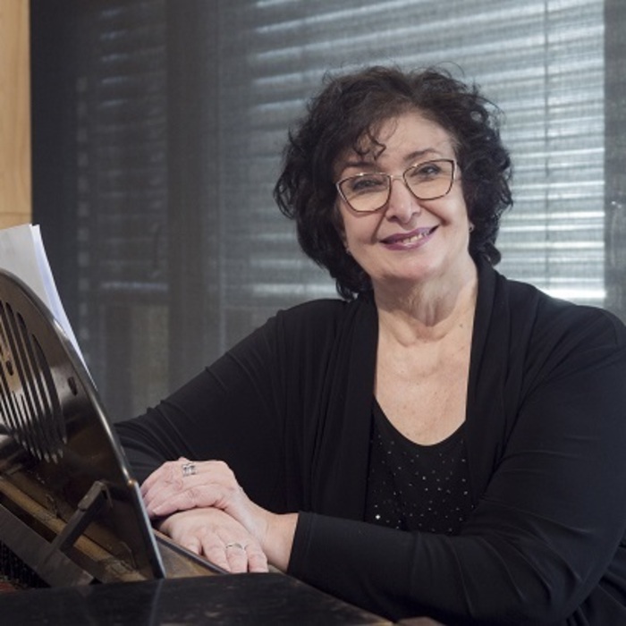 viki-almazidu-nbu_700x700_crop_478b24840a