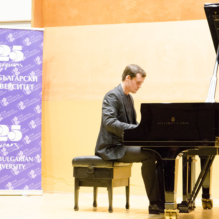 dsc-0043-2_700x700_crop_478b24840a