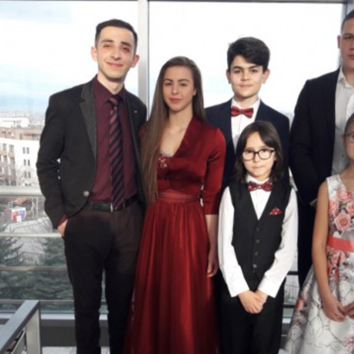 6-parvi-nagradi_700x700_crop_478b24840a