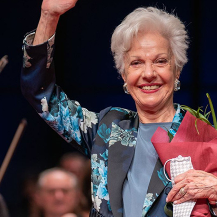 raina3-alexandar-bogdan-tompson_700x700_crop_478b24840a