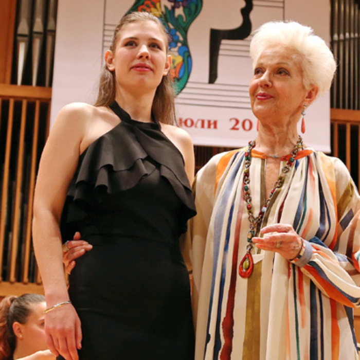 raina-viktor-viktorov_700x700_crop_478b24840a