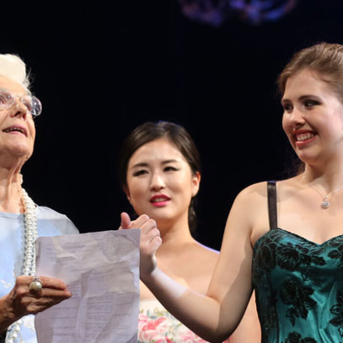 raina-2-1_700x700_crop_478b24840a