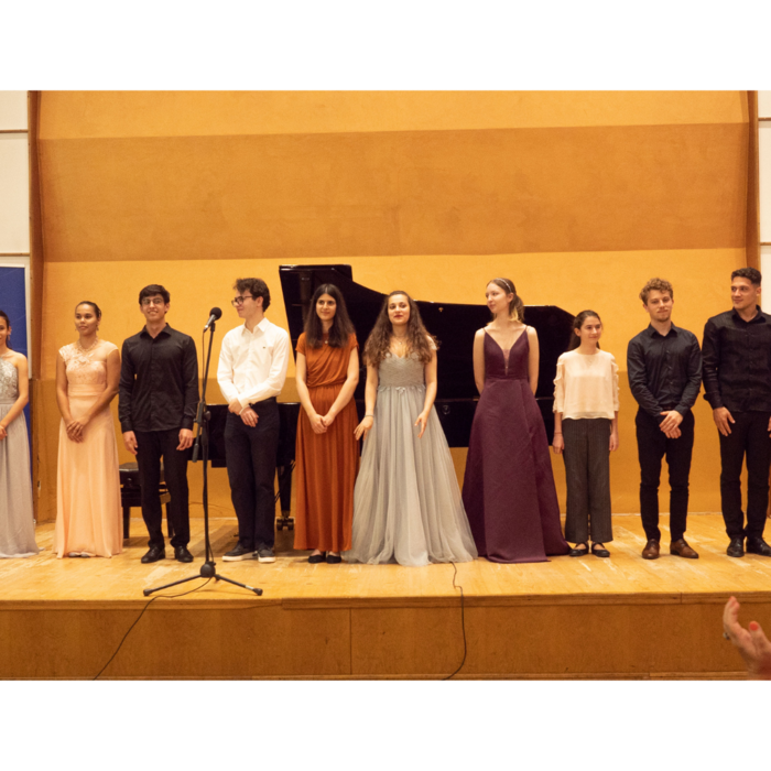 la_700x700_crop_478b24840a