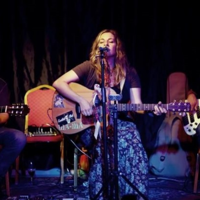 gergana-dobreva-alumni-stolica-bg_700x700_crop_478b24840a