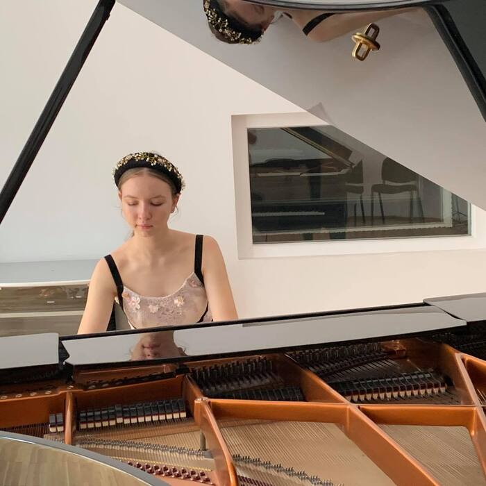 marina-mravova-daniela-kalaijdzhieva_700x700_crop_478b24840a