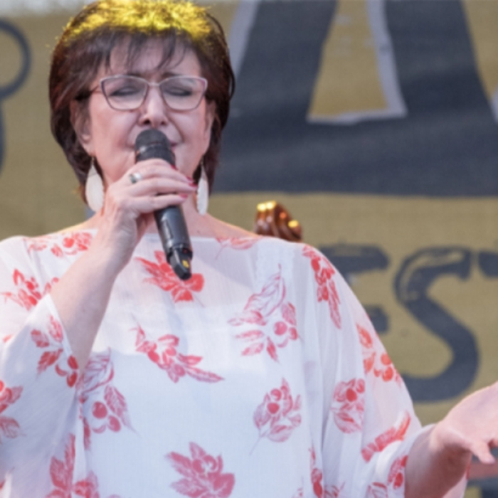 viki-almazidu-bnr_700x700_crop_478b24840a